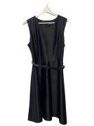 Fekete szatén öves ruha